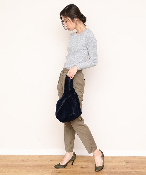 STYLEDOOR(スタイルドア)の「エコファーミニバッグ(トートバッグ・レディース・ライトグレー/ネイビー/ラベンダー/カーキ/キャメル・FREE)」の13枚目の写真