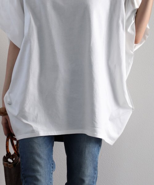 classicalelf(クラシカルエルフ)の「変形タック&ドレープ 無地ボートネックミドル丈ドルマンカットソー(半袖)(Tシャツ/カットソー・レディース・ブラック/オフホワイト/キャメル/モカ/グレイッシュベージュ・MEDIUM/LARGE/X-LARGE/XX-LARGE/SMALL)」の7枚目の写真