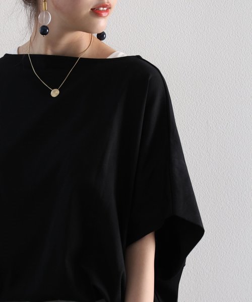 classicalelf(クラシカルエルフ)の「変形タック&ドレープ 無地ボートネックミドル丈ドルマンカットソー(半袖)(Tシャツ/カットソー・レディース・ブラック/オフホワイト/キャメル/モカ/グレイッシュベージュ・MEDIUM/LARGE/X-LARGE/XX-LARGE/SMALL)」の10枚目の写真
