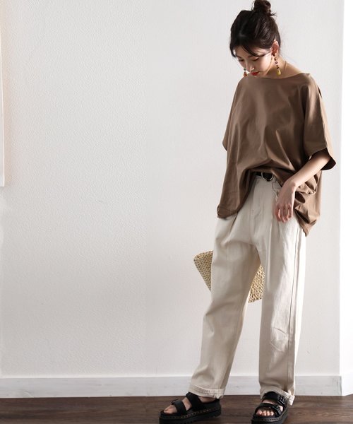 classicalelf(クラシカルエルフ)の「変形タック&ドレープ 無地ボートネックミドル丈ドルマンカットソー(半袖)(Tシャツ/カットソー・レディース・ブラック/オフホワイト/キャメル/モカ/グレイッシュベージュ・MEDIUM/LARGE/X-LARGE/XX-LARGE/SMALL)」の12枚目の写真