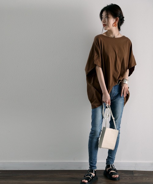 classicalelf(クラシカルエルフ)の「変形タック&ドレープ 無地ボートネックミドル丈ドルマンカットソー(半袖)(Tシャツ/カットソー・レディース・ブラック/オフホワイト/キャメル/モカ/グレイッシュベージュ・MEDIUM/LARGE/X-LARGE/XX-LARGE/SMALL)」の19枚目の写真