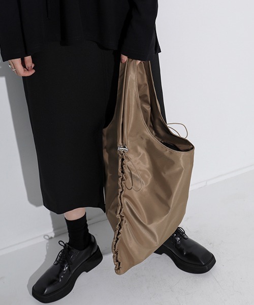 chuclla（チュクラ）の「ギャザーナイロンバッグ je-101 cha189（トートバッグ・レディース・ブラック/ベージュ・FREE）」の2枚目の写真