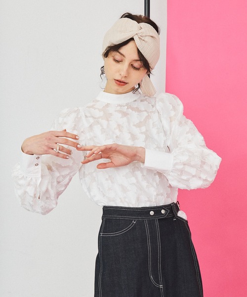 【INella(イネラ)】2WAYハイネックシアーブラウス INella（イネラ）の「【INella(イネラ)】2WAYハイネックシアーブラウス