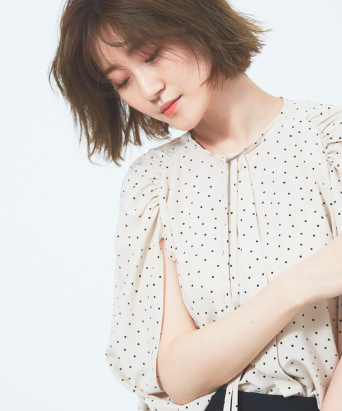 Rouge vif(ルージュヴィフ)の「ドットリボンブラウス(シャツ/ブラウス・レディース・アイボリー/ネイビー・フリー)」の2枚目の写真