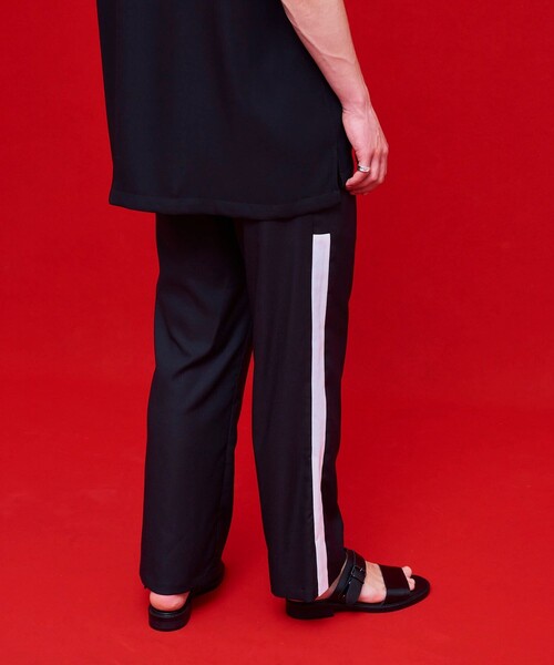UNITED TOKYO(ユナイテッドトウキョウ)の「スリットラインパンツ(その他パンツ・メンズ・ブラック/グレー・2/1/3)」の6枚目の写真