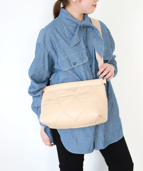 SLOBE IENA（スローブイエナ）の「【LE VERNIS/ル・ベルニ】キルティングクラッチ◆（ショルダーバッグ・レディース・ベージュ/ブラック/カーキ・FREE）」の17枚目の写真