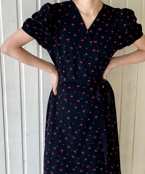 GIMME GIMME（ギミーギミー）の「【GIMME GIMME】Cherry pattern cache-coeur dress gimw22s014（ワンピース・レディース・ブラック・FREE）」の4枚目の写真