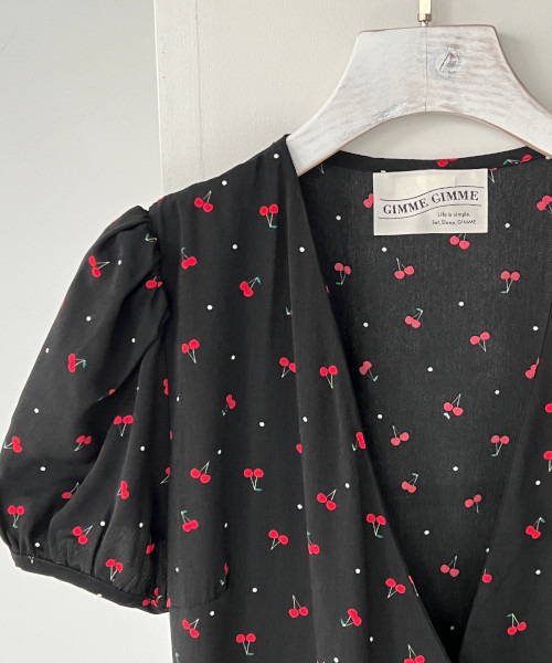 GIMME GIMME（ギミーギミー）の「【GIMME GIMME】Cherry pattern cache-coeur dress gimw22s014（ワンピース・レディース・ブラック・FREE）」の8枚目の写真