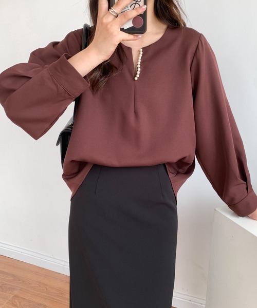 ABITOKYO(アビトーキョー)の「パール付キーネックブラウス(シャツ/ブラウス・レディース・ブラック/ベージュ/ホワイト/ブラウン/ネイビー/グリーン・M/L)」の7枚目の写真