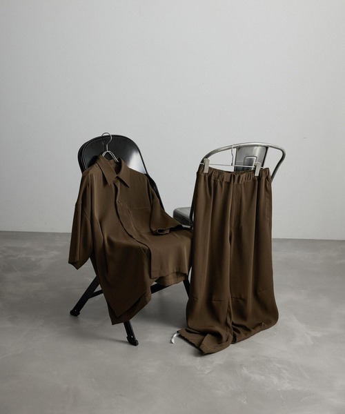JUNRED(ジュンレッド)の「にっしー×JUNRed / ルーズフロントスリットハーフスリーブシャツ & ワイドミリタリーバルーンパンツ【セットアップ】(セットアップ・メンズ・ライトグレー/オリーブ/ネイビー・S/M/L)」の2枚目の写真