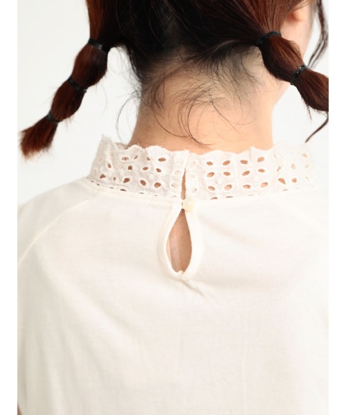 Samansa Mos2(サマンサ モスモス)の「スタンド襟レースノースリーブカットソー(Tシャツ/カットソー・レディース・オフホワイト/モカ/チャコール/キナリ・フリ-)」の18枚目の写真