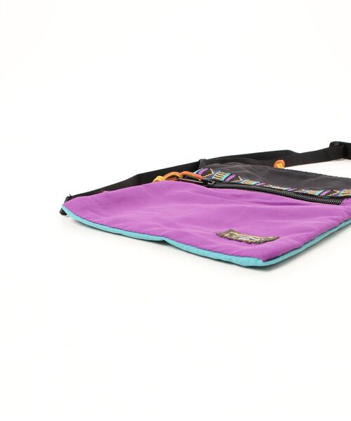 L.L.Bean（エルエルビーン）の「マウンテン・クラシック・クロスボディ・バッグ、マルチ（ショルダーバッグ・レディース・ブラック系その他/ブラウン系その他/グリーン系その他/ピンク系その他/ブルー系その他・ONE SIZE）」の12枚目の写真