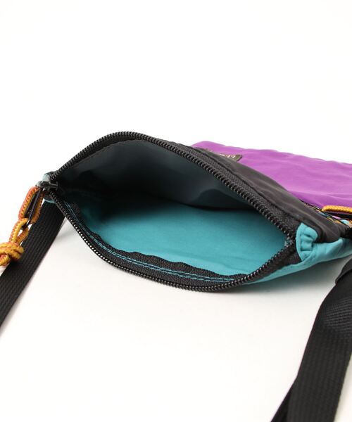 L.L.Bean（エルエルビーン）の「マウンテン・クラシック・クロスボディ・バッグ、マルチ（ショルダーバッグ・レディース・ブラック系その他/ブラウン系その他/グリーン系その他/ピンク系その他/ブルー系その他・ONE SIZE）」の13枚目の写真