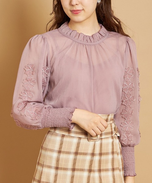 tocco closet(トッコ クローゼット)の「後ろリボン付きフラワーモチーフ×シャーリングスリーブブラウス(シャツ/ブラウス・レディース・オフホワイト/ピンク系その他・M)」の1枚目の写真