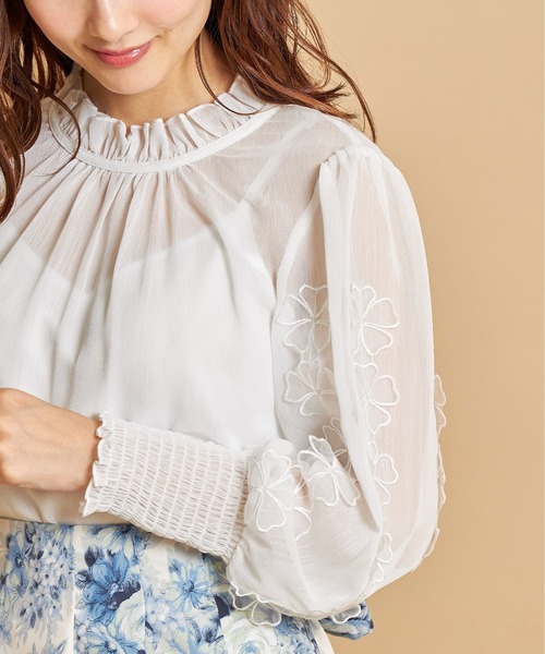 tocco closet(トッコ クローゼット)の「後ろリボン付きフラワーモチーフ×シャーリングスリーブブラウス(シャツ/ブラウス・レディース・オフホワイト/ピンク系その他・M)」の5枚目の写真