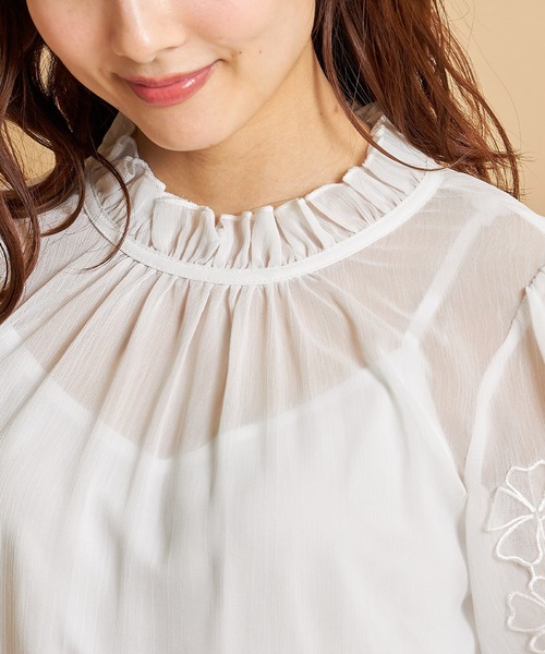 tocco closet(トッコ クローゼット)の「後ろリボン付きフラワーモチーフ×シャーリングスリーブブラウス(シャツ/ブラウス・レディース・オフホワイト/ピンク系その他・M)」の6枚目の写真