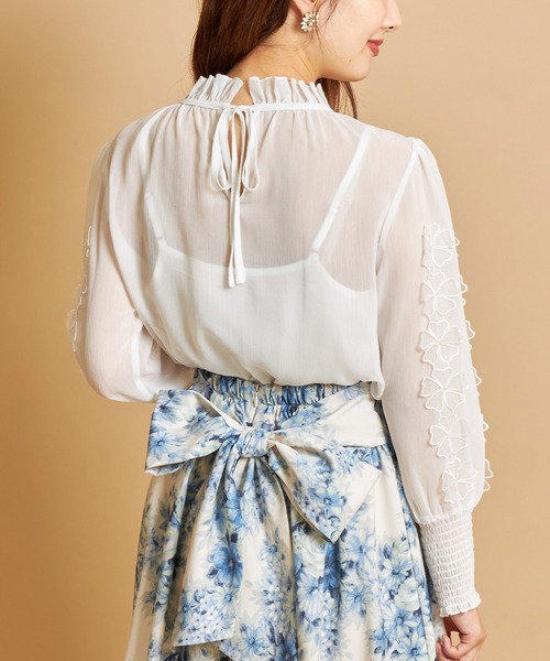 tocco closet(トッコ クローゼット)の「後ろリボン付きフラワーモチーフ×シャーリングスリーブブラウス(シャツ/ブラウス・レディース・オフホワイト/ピンク系その他・M)」の8枚目の写真