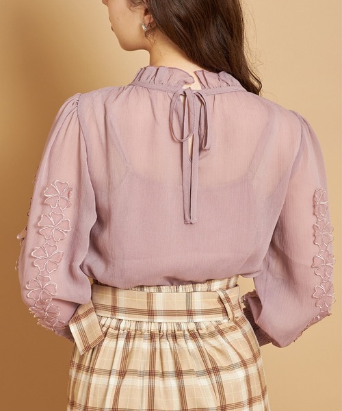 tocco closet(トッコ クローゼット)の「後ろリボン付きフラワーモチーフ×シャーリングスリーブブラウス(シャツ/ブラウス・レディース・オフホワイト/ピンク系その他・M)」の14枚目の写真