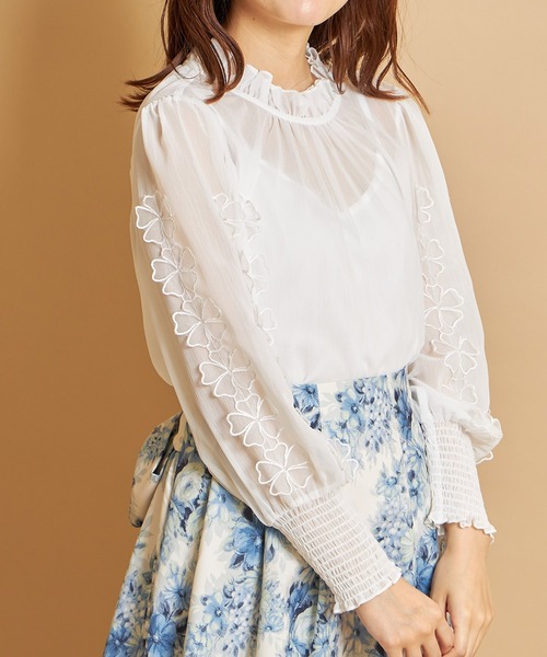 tocco closet(トッコ クローゼット)の「後ろリボン付きフラワーモチーフ×シャーリングスリーブブラウス(シャツ/ブラウス・レディース・オフホワイト/ピンク系その他・M)」の7枚目の写真