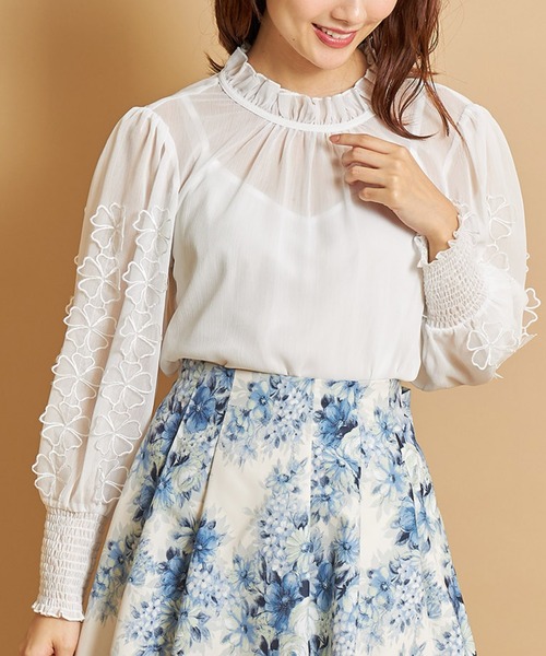 tocco closet(トッコ クローゼット)の「後ろリボン付きフラワーモチーフ×シャーリングスリーブブラウス(シャツ/ブラウス・レディース・オフホワイト/ピンク系その他・M)」の4枚目の写真