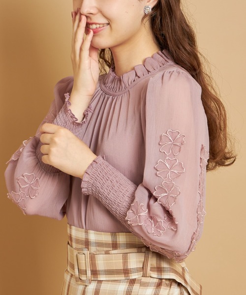 tocco closet(トッコ クローゼット)の「後ろリボン付きフラワーモチーフ×シャーリングスリーブブラウス(シャツ/ブラウス・レディース・オフホワイト/ピンク系その他・M)」の11枚目の写真