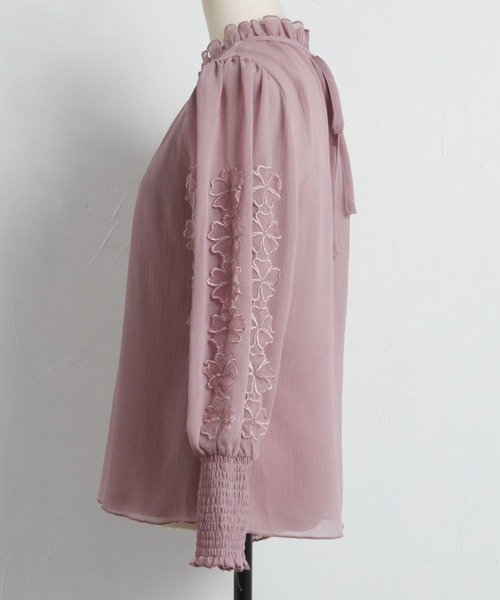 tocco closet(トッコ クローゼット)の「後ろリボン付きフラワーモチーフ×シャーリングスリーブブラウス(シャツ/ブラウス・レディース・オフホワイト/ピンク系その他・M)」の19枚目の写真