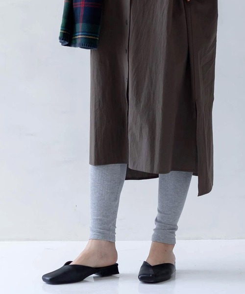 フェリシモMama(フェリシモママ)の「Moredde マタニティから産後も使える しめつけないのが心地いいウエストクロス仕様のリブレギンス(マタニティウェア/グッズ・レディース・グレー/ブラック/ダークグレー・MEDIUM/LARGE/X-LARGE/XX-LARGE)」の2枚目の写真