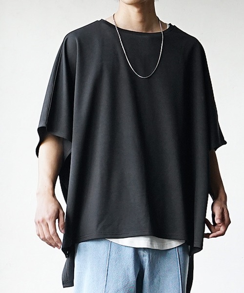 MinoriTY(マイノリティ)の「【MinoriTY】バックスリットポンチョTシャツ オーバーサイズ メンズ(Tシャツ/カットソー・メンズ・ブラック/グリーン/ブルー/グレイッシュベージュ・M/L/S)」の2枚目の写真