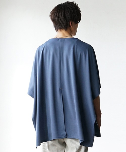 MinoriTY(マイノリティ)の「【MinoriTY】バックスリットポンチョTシャツ オーバーサイズ メンズ(Tシャツ/カットソー・メンズ・ブラック/グリーン/ブルー/グレイッシュベージュ・M/L/S)」の17枚目の写真