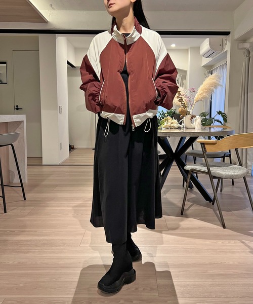 Jewelobe(ジュエローブ)の「バイカラーシャカシャカショートブルゾン(ブルゾン・レディース・レッド/ベージュ/ホワイト/グレー・FREE)」の4枚目の写真