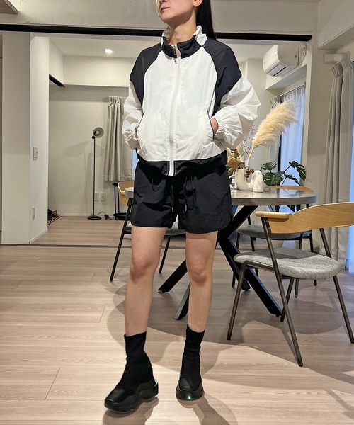Jewelobe(ジュエローブ)の「バイカラーシャカシャカショートブルゾン(ブルゾン・レディース・レッド/ベージュ/ホワイト/グレー・FREE)」の5枚目の写真