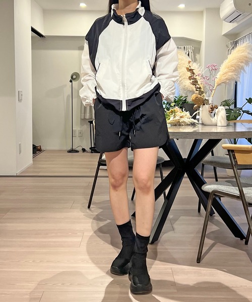 Jewelobe(ジュエローブ)の「バイカラーシャカシャカショートブルゾン(ブルゾン・レディース・レッド/ベージュ/ホワイト/グレー・FREE)」の10枚目の写真