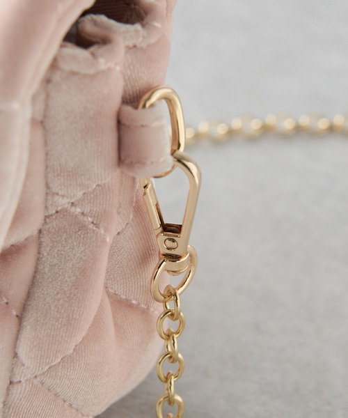 un dix cors（アンディコール）の「チェーンベロアキルティングバッグ