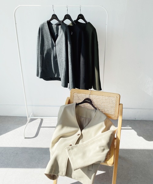 Chillfar（チルファー）の「ノーカラーショートジャケットコート（ノーカラージャケット・レディース・カーキ/ブラック/グレー/アイボリー・FREE）」の6枚目の写真