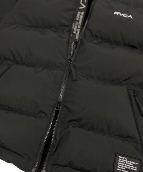 RVCA（ルーカ）の「RVCA メンズ 【AZUL】 RVCA×AZUL PUFFER JACKET ジャケット【2023年秋冬モデル】/ルーカ×AZULコラボデザインブランドロゴプリントエコダウンジャケット（ダウンジャケット/コート・メンズ・ホワイト/ブラック・LARGE/MEDIUM）」の19枚目の写真