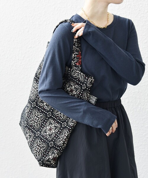 BINDU（ビンドゥー）の「【SHIPS any別注】BINDU: バンダナ柄 ジャカード トートバッグ（トートバッグ・レディース・ブラック/オフホワイト・ONE SIZE）」の5枚目の写真