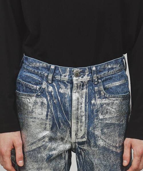 tk.TAKEO KIKUCHI（ティーケータケオキクチ）の「◆フォイルプリントデニムパンツ（デニムパンツ・メンズ・ブルー系・02/03）」の3枚目の写真