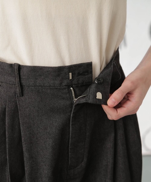 Apo(s)ture(アポスチャー)の「NORAH-005/デニムストレッチ3タックテーパードパンツ(デニムパンツ・レディース・ブルー/ブラック/ベージュ/ネイビー・XS/S/M/L/XL)」の13枚目の写真
