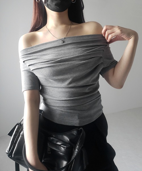 me+em select(ミームセレクト)の「※※【 3color 】半袖タックデザインドレープオフショルダートップス(Tシャツ/カットソー・レディース・ホワイト/グレー/ブラック・FREE)」の3枚目の写真
