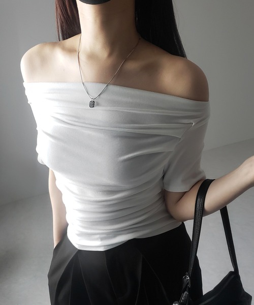 me+em select(ミームセレクト)の「※※【 3color 】半袖タックデザインドレープオフショルダートップス(Tシャツ/カットソー・レディース・ホワイト/グレー/ブラック・FREE)」の2枚目の写真
