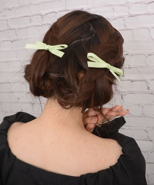 Mayree(メイリー)の「【float】パステルカラー リボン ヘアクリップ【2個セット/7色展開】(ヘアピン・レディース・イエロー/パープル/ピンク/グリーン/オフホワイト/ブルー/ブラック/レッド・FREE)」の3枚目の写真