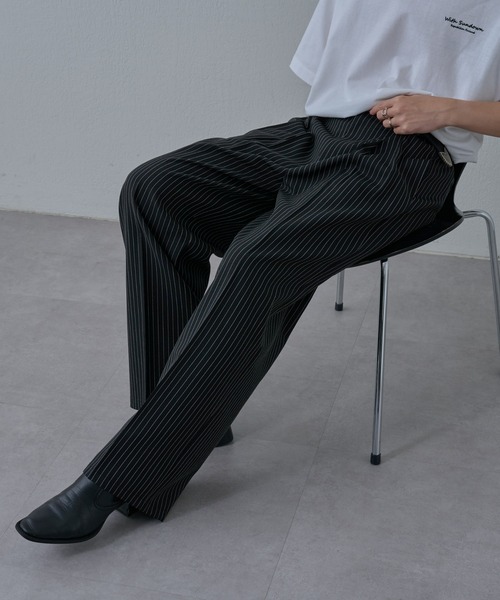 COLONY 2139(コロニートゥーワンスリーナイン)の「ピンストライプ2タックワイドパンツ(スラックス・メンズ・グレー/ブラック/チャコールグレー・MEDIUM/LARGE)」の1枚目の写真