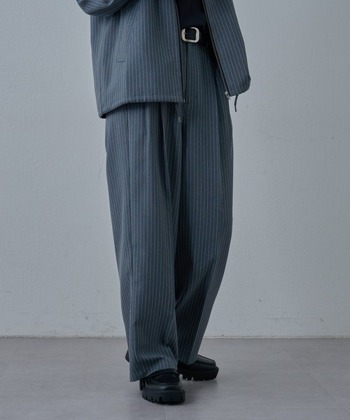 COLONY 2139(コロニートゥーワンスリーナイン)の「ピンストライプ2タックワイドパンツ(スラックス・メンズ・グレー/ブラック/チャコールグレー・MEDIUM/LARGE)」の7枚目の写真