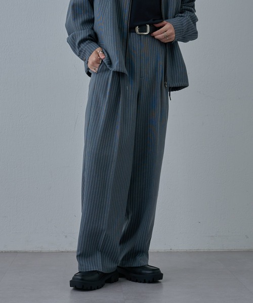 COLONY 2139(コロニートゥーワンスリーナイン)の「ピンストライプ2タックワイドパンツ(スラックス・メンズ・グレー/ブラック/チャコールグレー・MEDIUM/LARGE)」の4枚目の写真