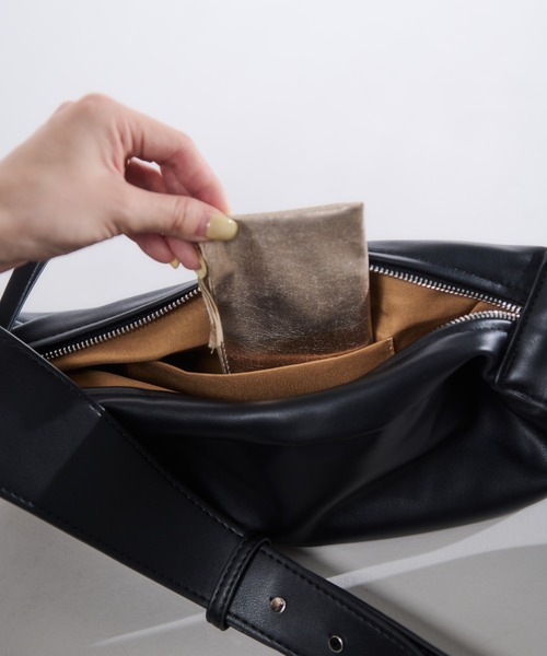 Shelly island(シェリーアイランド)の「フェイクレザーショルダーバッグ(ショルダーバッグ・レディース・ブラウン/ブラック/ホワイト・FREE)」の18枚目の写真