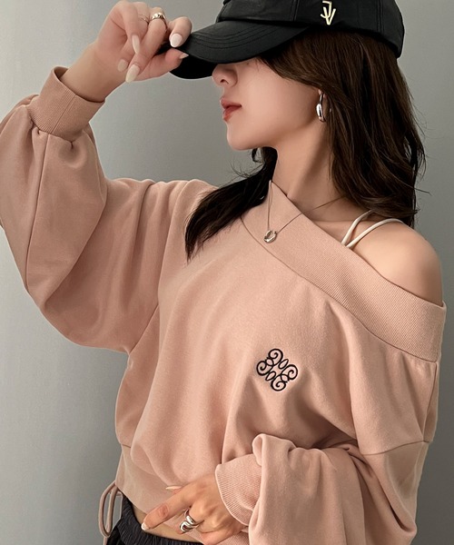 mily bilet（ミウィビレット）の「【mily bilet】大人肌見せヘルシースタイル。サイドレースアップ胸刺繍オフショルダースウェット（スウェット・レディース・オートミール/ピンク/杢グレー/チャコールグレー・X-LARGE/MEDIUM/LARGE/SMALL）」の4枚目の写真