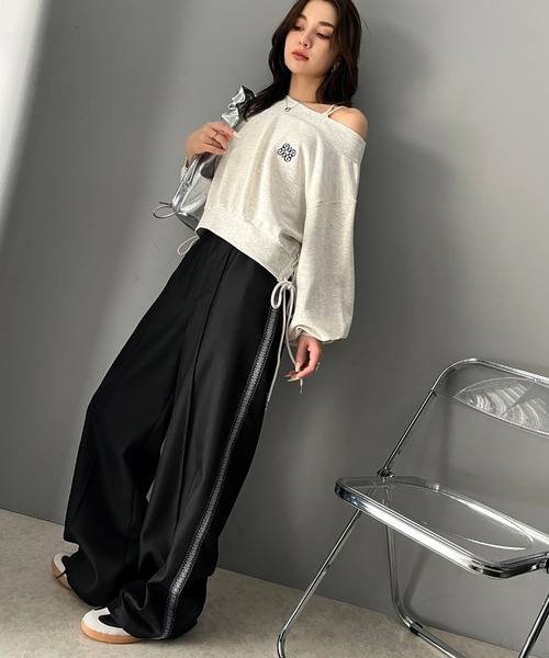 mily bilet（ミウィビレット）の「【mily bilet】大人肌見せヘルシースタイル。サイドレースアップ胸刺繍オフショルダースウェット（スウェット・レディース・オートミール/ピンク/杢グレー/チャコールグレー・X-LARGE/MEDIUM/LARGE/SMALL）」の7枚目の写真