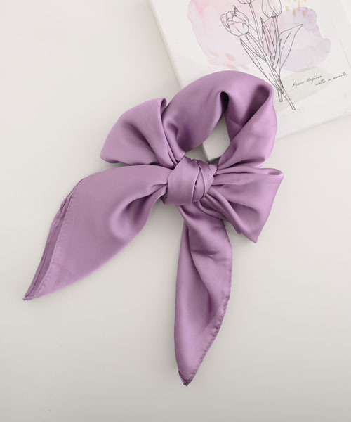 Mayree（メイリー）の「【float】シンプル ワンカラー 正方形 スカーフ【16色展開】（バンダナ/スカーフ・レディース・ブラック/ホワイト/ブラウン/ネイビー/グレー/ベージュ/パープル/ブルー/イエロー/レッド/ワインレッド/マスタード/グリーン/スモークピンク/ベビーピンク/テラコッタ・FREE）」の10枚目の写真