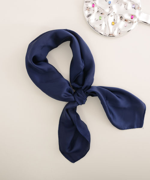 Mayree（メイリー）の「【float】シンプル ワンカラー 正方形 スカーフ【16色展開】（バンダナ/スカーフ・レディース・ブラック/ホワイト/ブラウン/ネイビー/グレー/ベージュ/パープル/ブルー/イエロー/レッド/ワインレッド/マスタード/グリーン/スモークピンク/ベビーピンク/テラコッタ・FREE）」の8枚目の写真