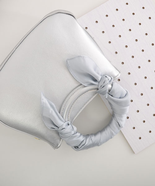 Mayree（メイリー）の「【float】シンプル ワンカラー 正方形 スカーフ【16色展開】（バンダナ/スカーフ・レディース・ブラック/ホワイト/ブラウン/ネイビー/グレー/ベージュ/パープル/ブルー/イエロー/レッド/ワインレッド/マスタード/グリーン/スモークピンク/ベビーピンク/テラコッタ・FREE）」の3枚目の写真